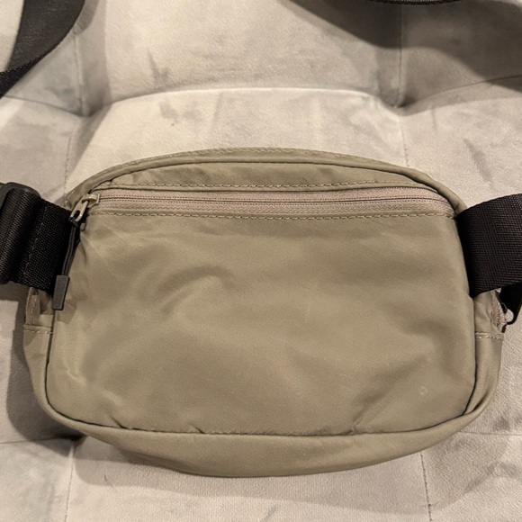 Lululemon Everywhere Belt Bag Carbon Dust OG Original - Picture 4 of 10